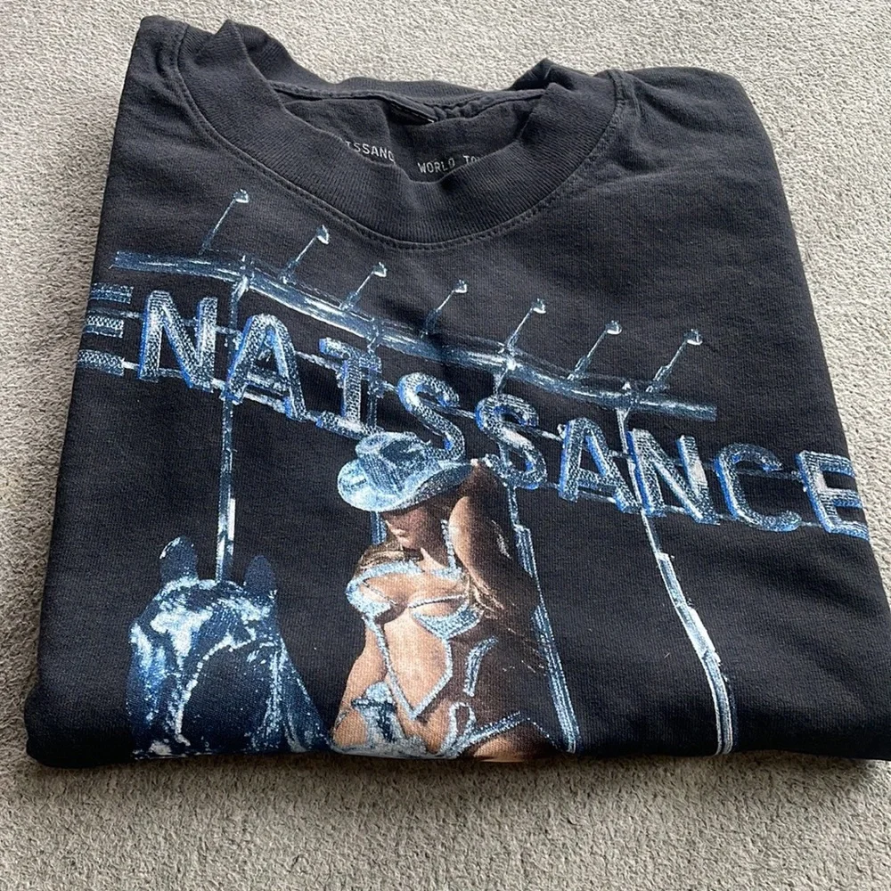 - BEEHIVE OFFICIAL MERCH TSHIRT FROM THE WORLD TOUR *NEW* - Picture 1 of 10